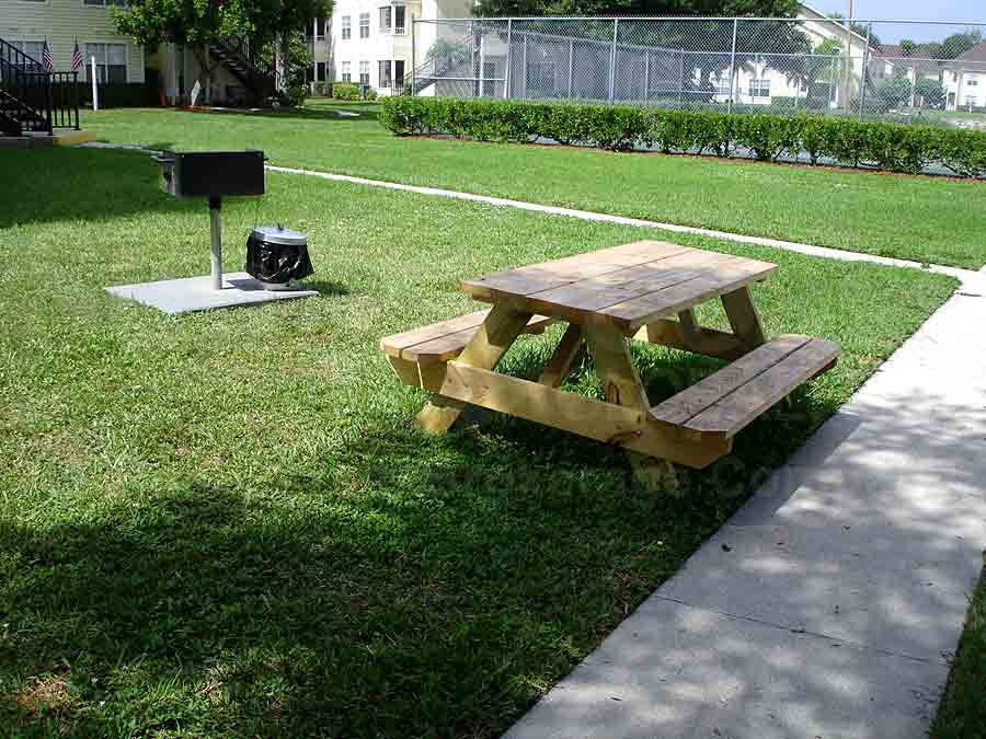 SOUTH BAY PLANTATION Grill and Picnic Table